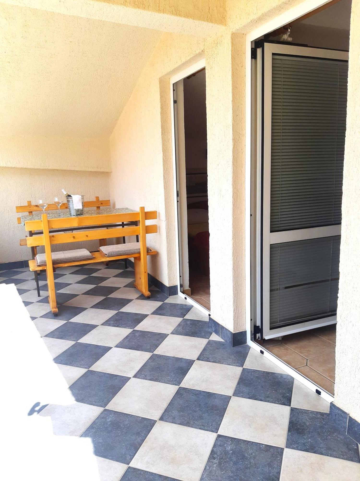 Apartments Turan Centrally Located With Free Parking Igrane Kültér fotó